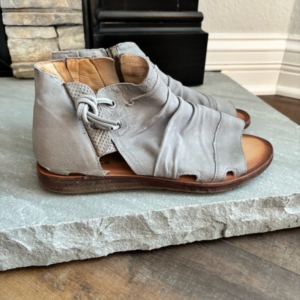 Miz Mooz Women Size 40 Fuller‎ Glacier Grey Leather Open Toe Flats Shoes Sandals
